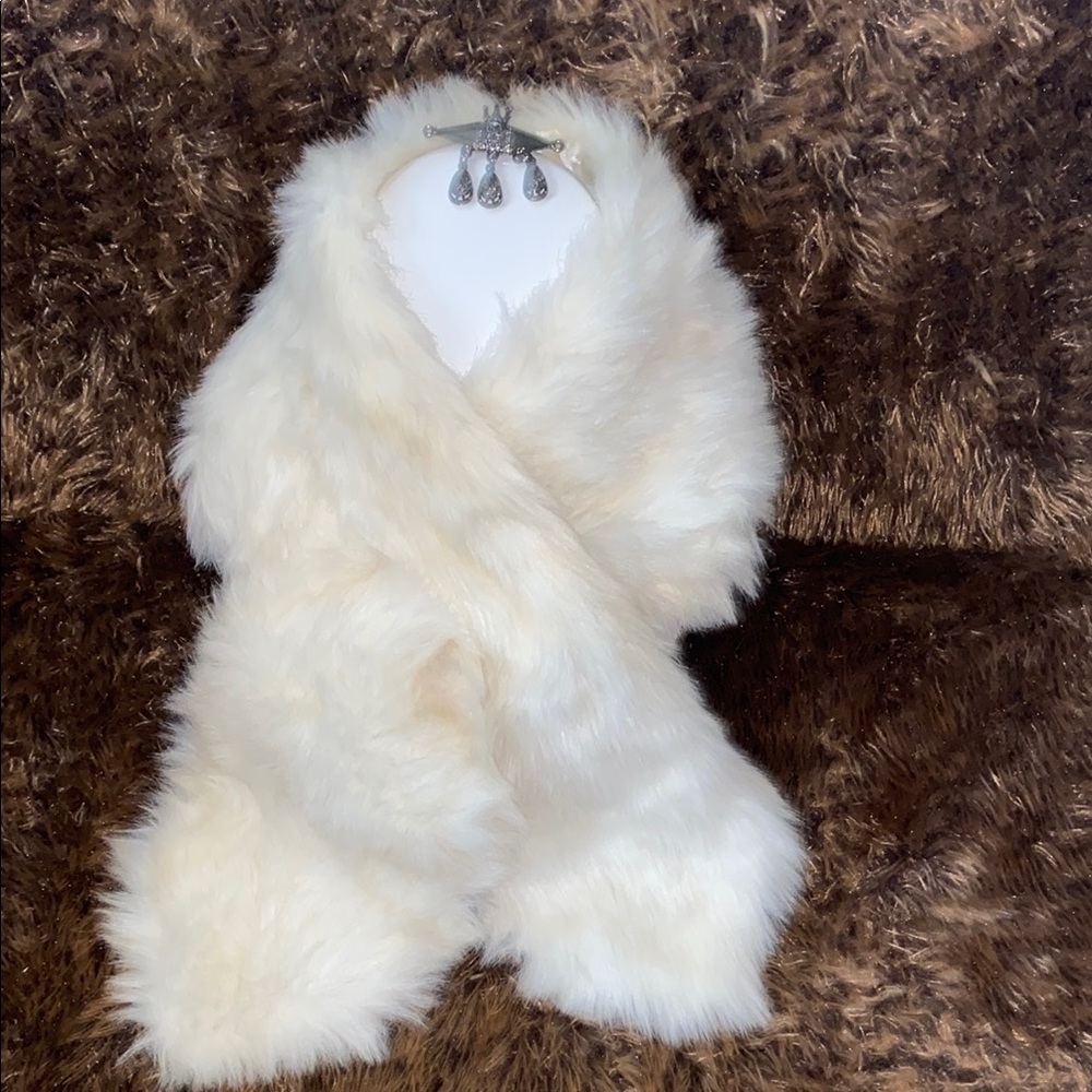 Vintage Elegant Cream Faux Fur Scarf with broach